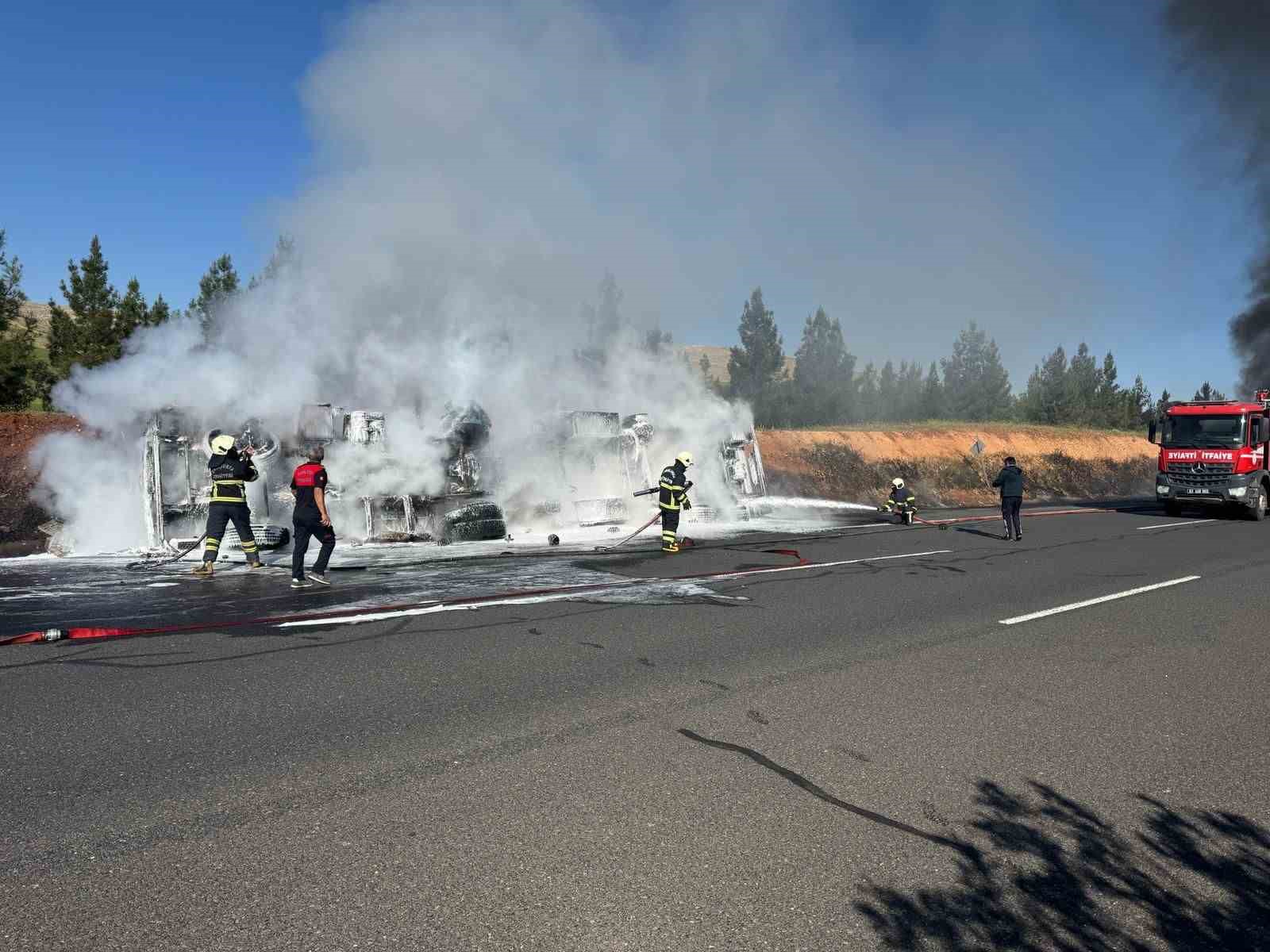 Akaryakıt tankeri alev alev yandı
