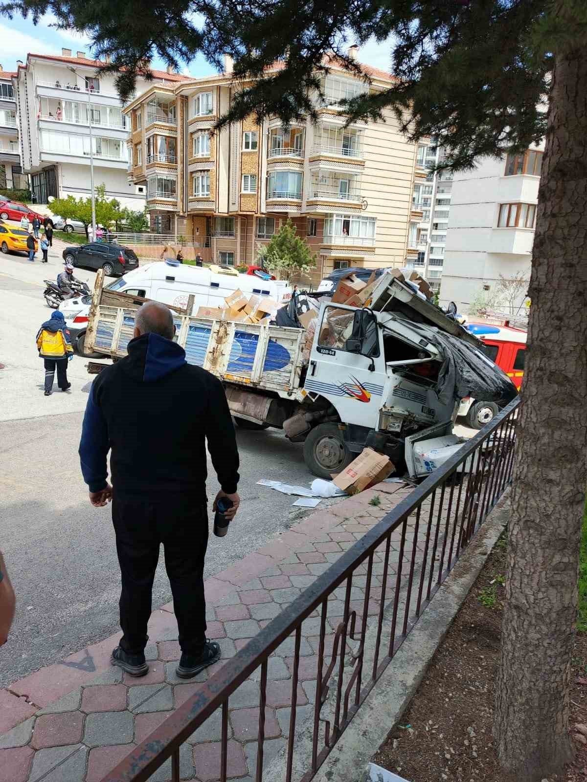 Ke&ccedil;i&ouml;ren&rsquo;de freni boşalan kamyon trafoya &ccedil;arptı
