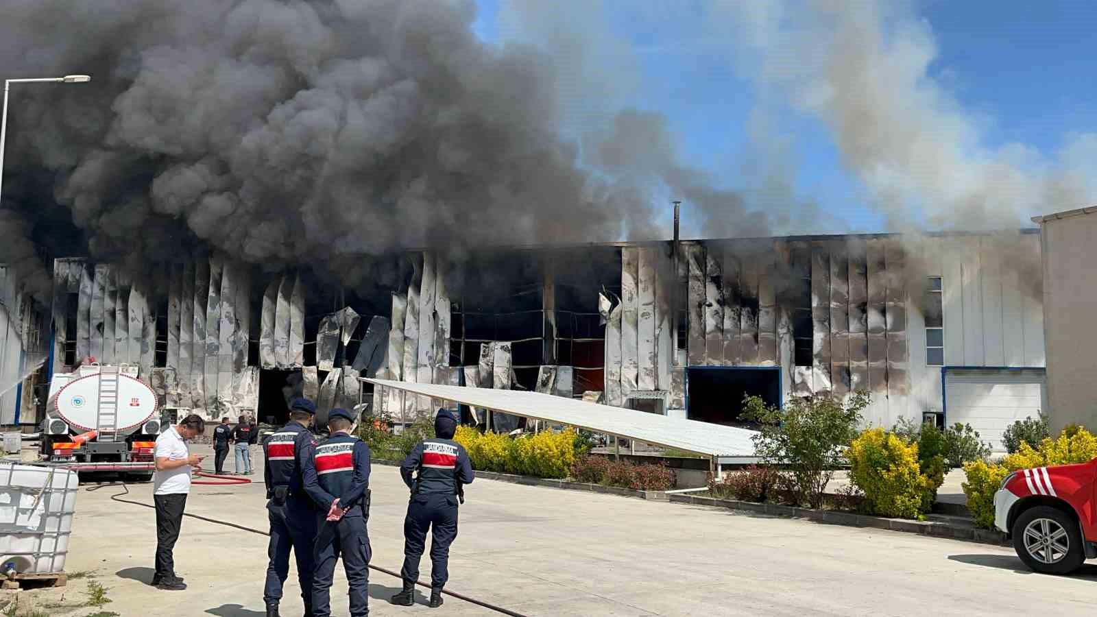 Tekirdağ&rsquo;da fabrika yangınında patlama sesleri
