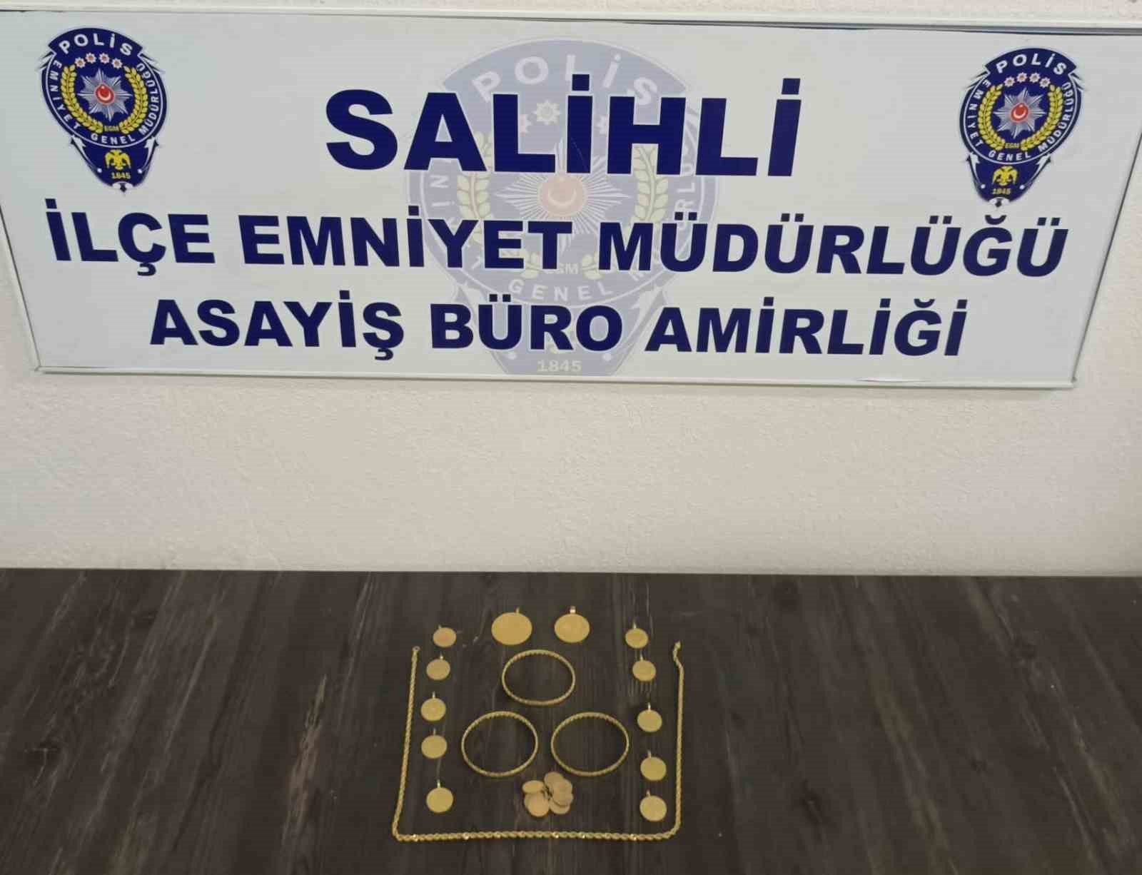 Salihli&rsquo;de aranan şahıslar kumar oynarken yakaladı
