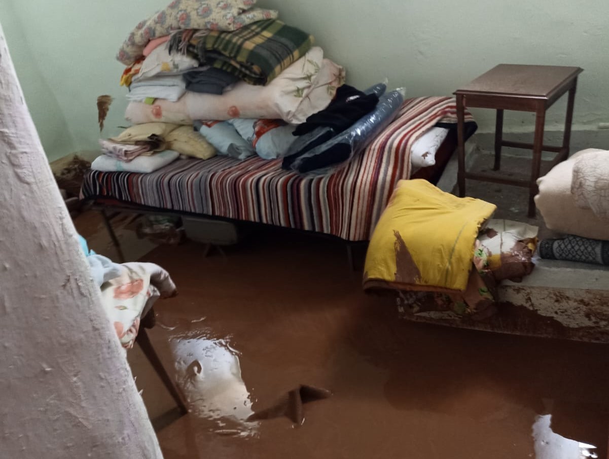 Darende’de  sağanak ve dolu su baskınlarına neden oldu