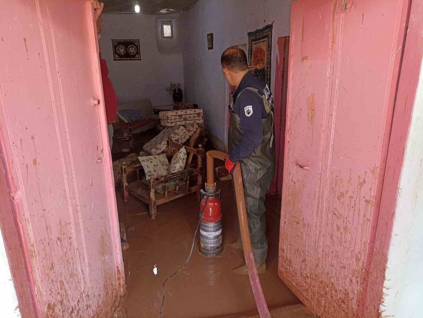 Darende&rsquo;de  sağanak ve dolu su baskınlarına neden oldu
