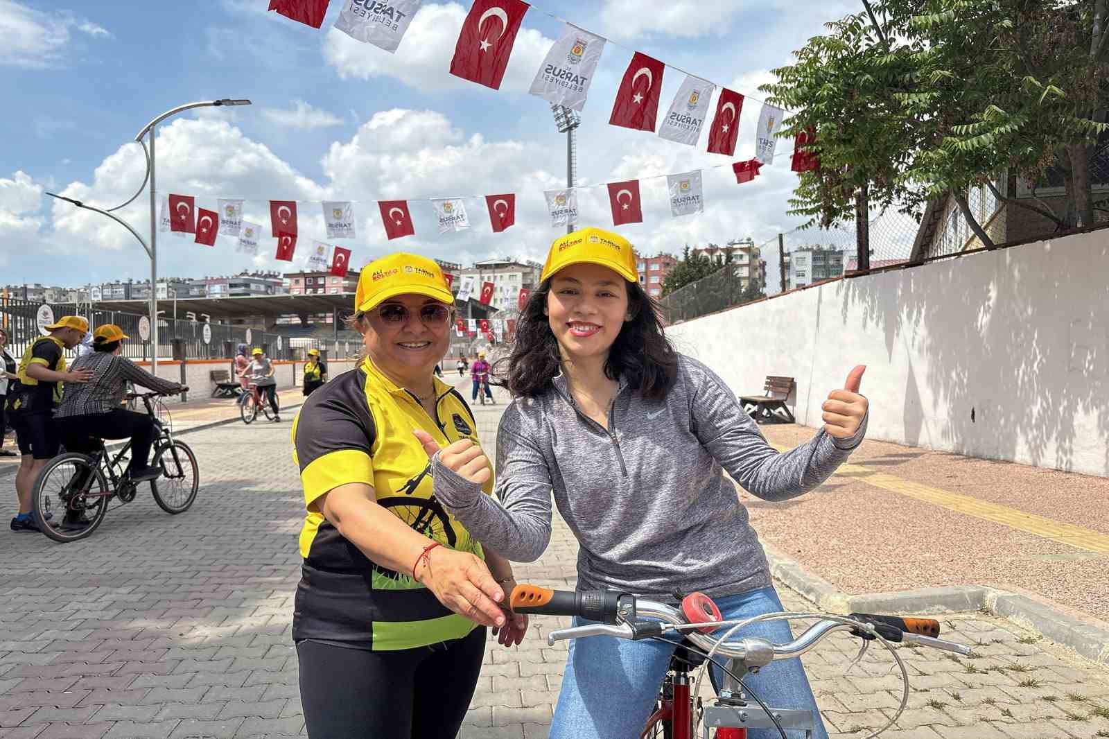 Tarsus’ta kadınlar bisiklet kullanmayı öğreniyor