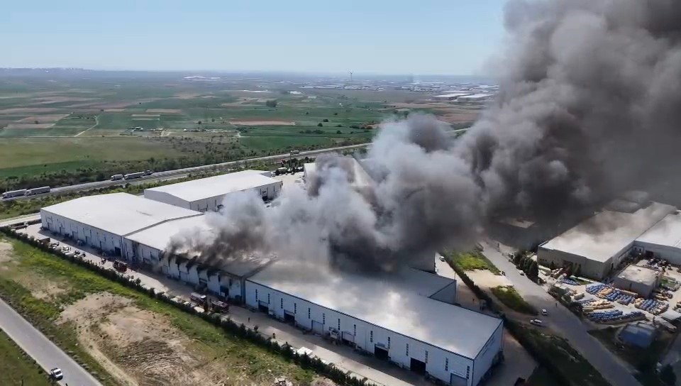 Tekirdağ’daki fabrika yangını havadan görüntülendi