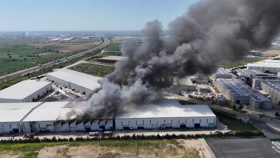 Tekirdağ&rsquo;daki fabrika yangını havadan g&ouml;r&uuml;nt&uuml;lendi
