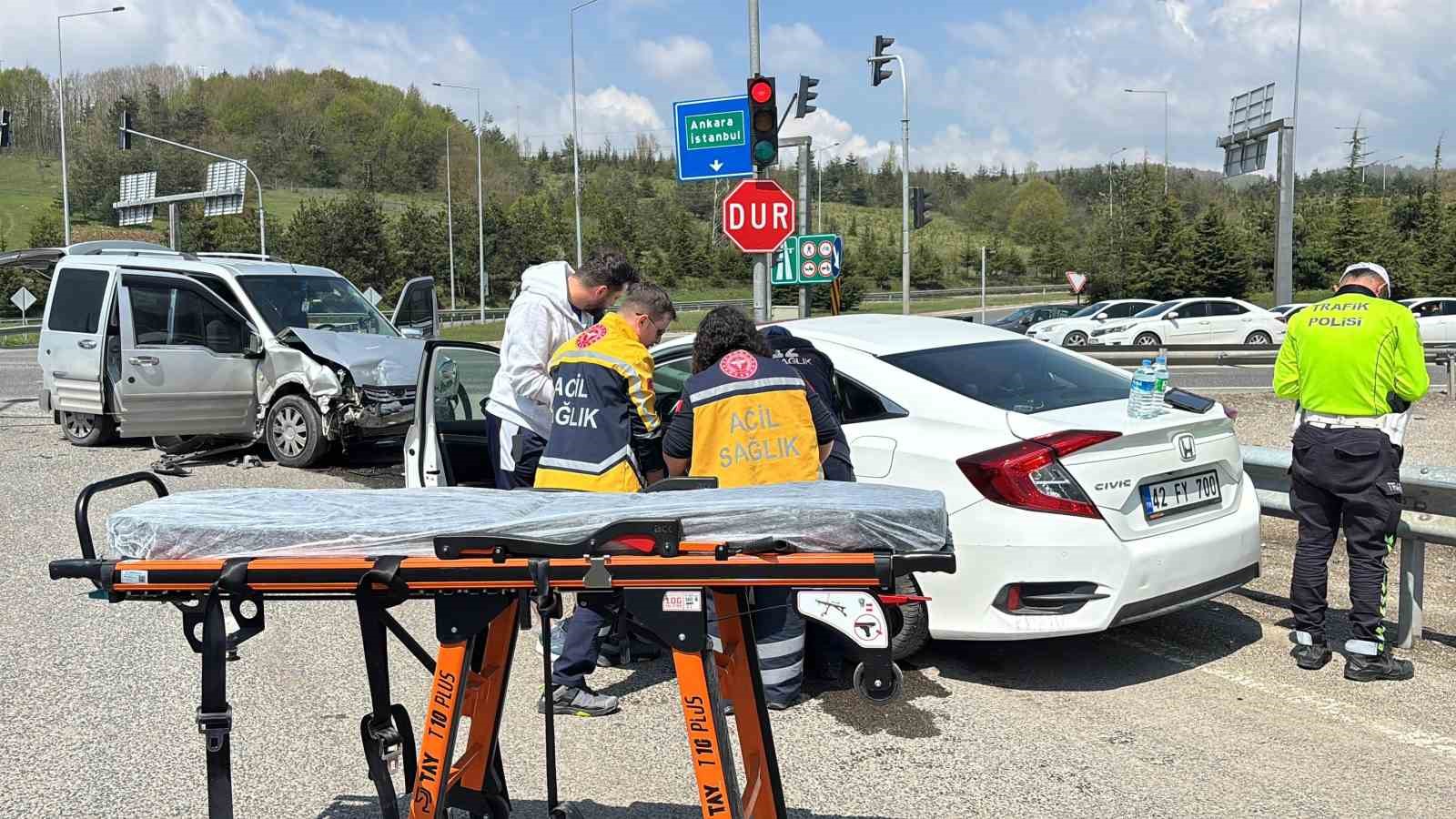 Bolu&rsquo;da hafif ticari ara&ccedil; ile otomobil &ccedil;arpıştı: 10 yaralı
