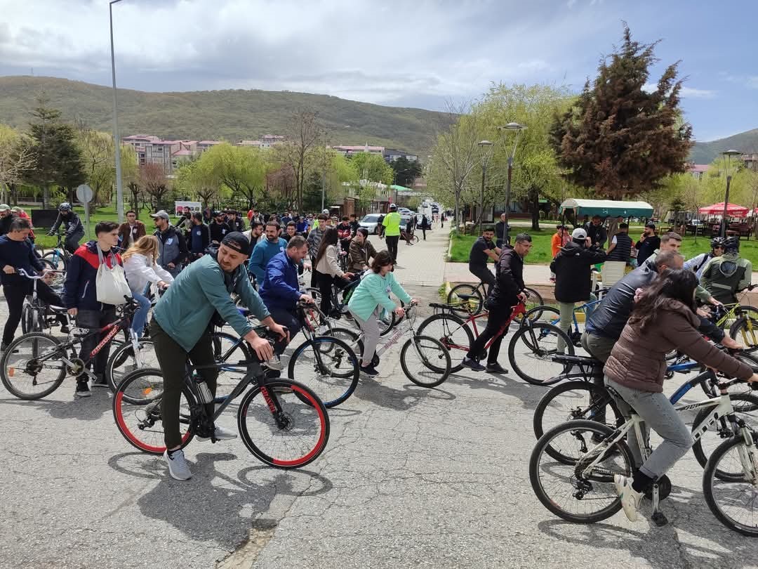 Tatvan&rsquo;da merhum &Ouml;ğretmen Ferhat Orak anısına bisiklet turu d&uuml;zenlendi
