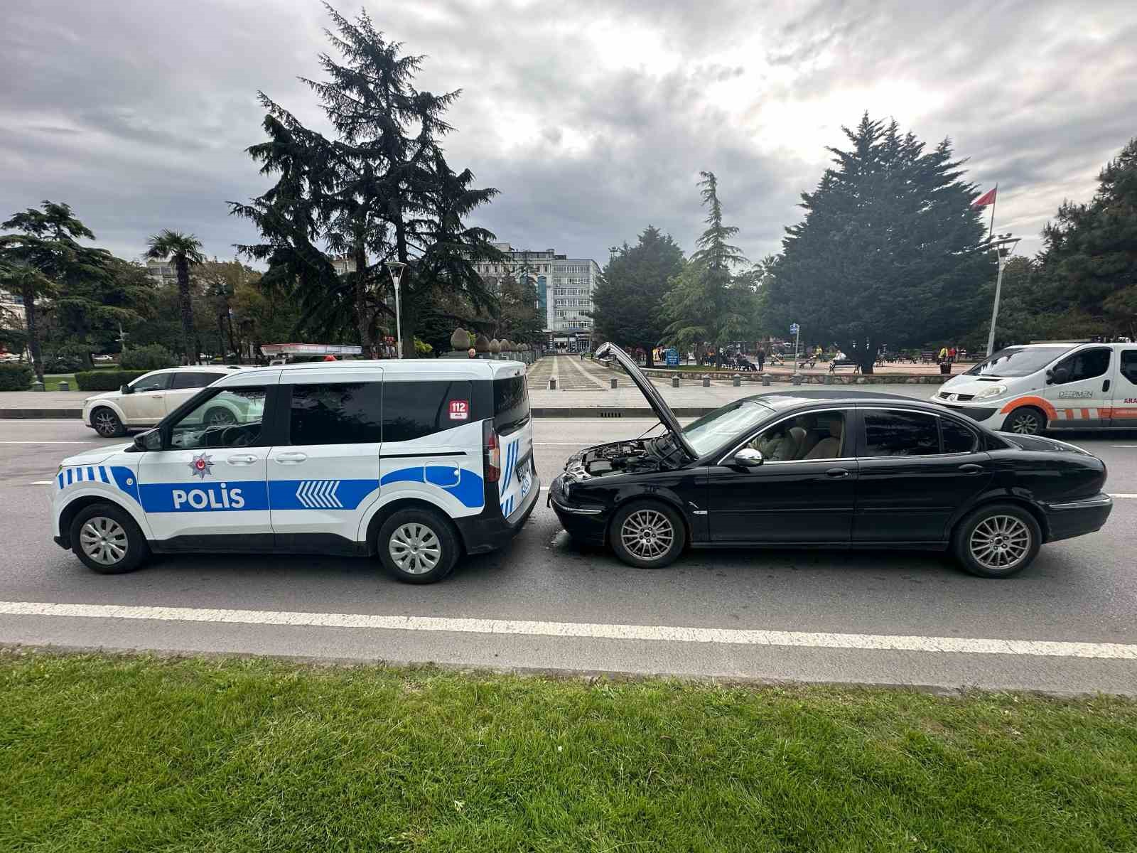 Otomobil, polis ekip otosuna arkadan çarptı