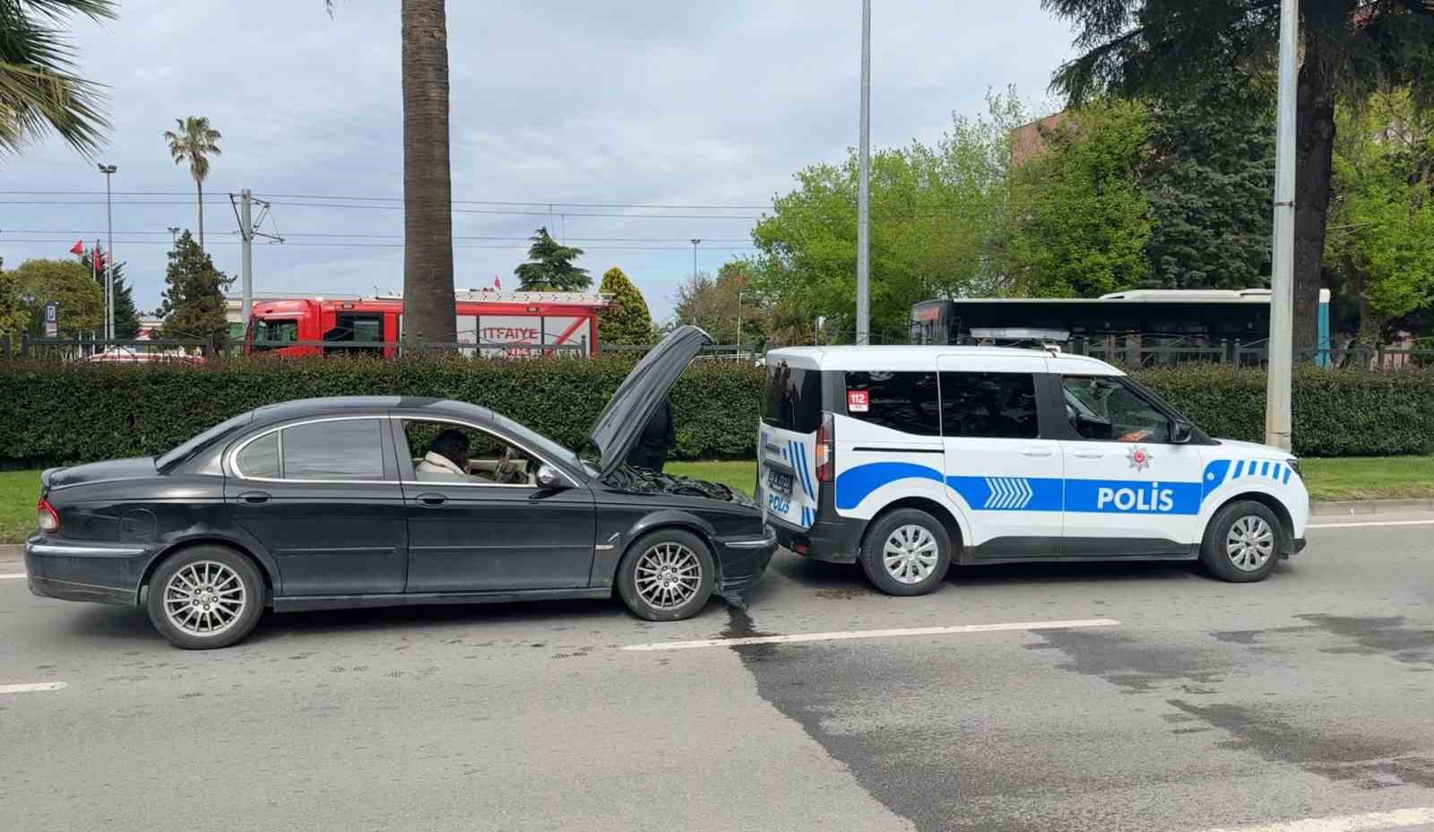 Otomobil, polis ekip otosuna arkadan &ccedil;arptı

