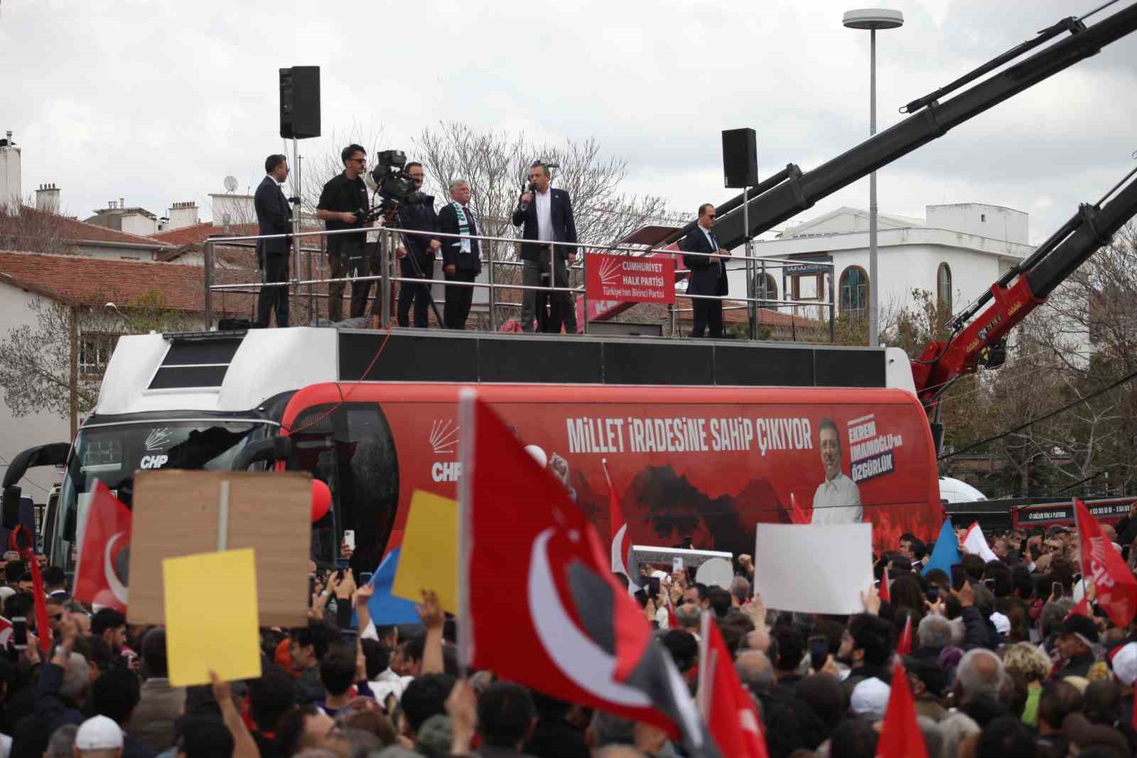 CHP Genel Başkanı Özel: "Ekrem başkanı içeride tutmanın bedeli 2.2 trilyon"