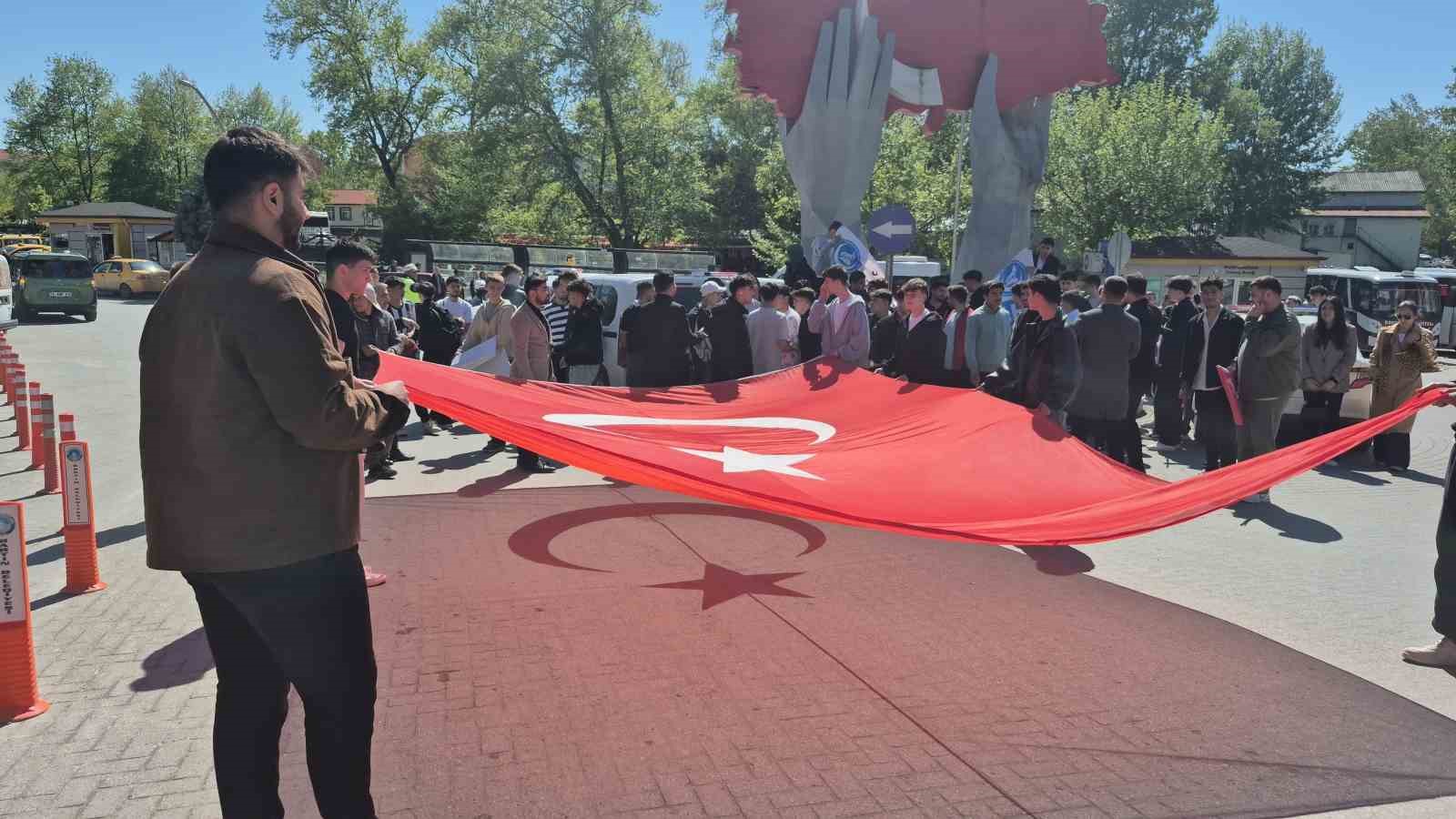 Ay yıldızın gölgesinde Türkçülük yürüyüşü