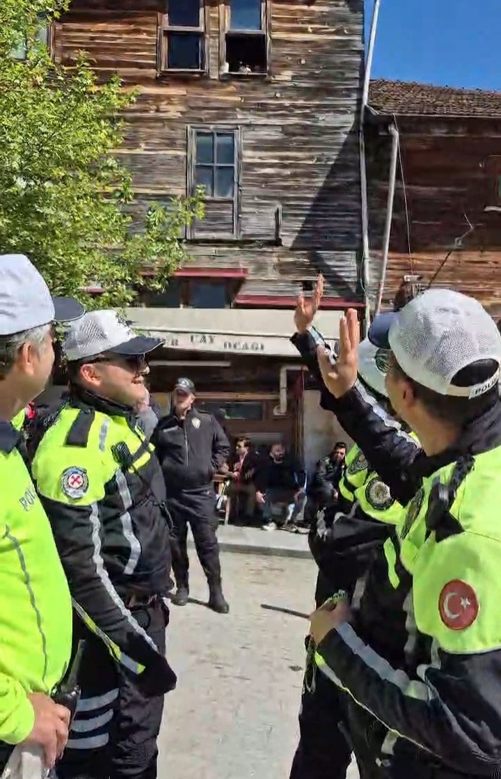 Ay yıldızın g&ouml;lgesinde T&uuml;rk&ccedil;&uuml;l&uuml;k y&uuml;r&uuml;y&uuml;ş&uuml;
