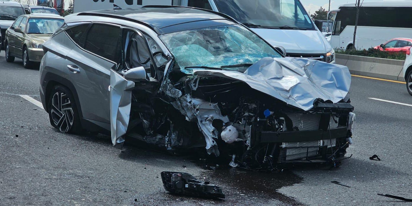 Otomobil, üst geçit ayağına çarptı: 2 yaralı