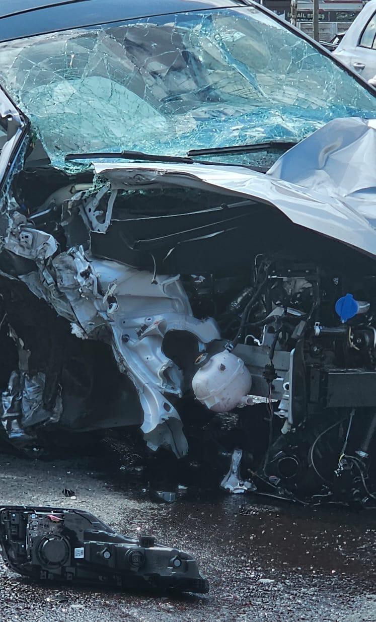 Otomobil, &uuml;st ge&ccedil;it ayağına &ccedil;arptı: 2 yaralı
