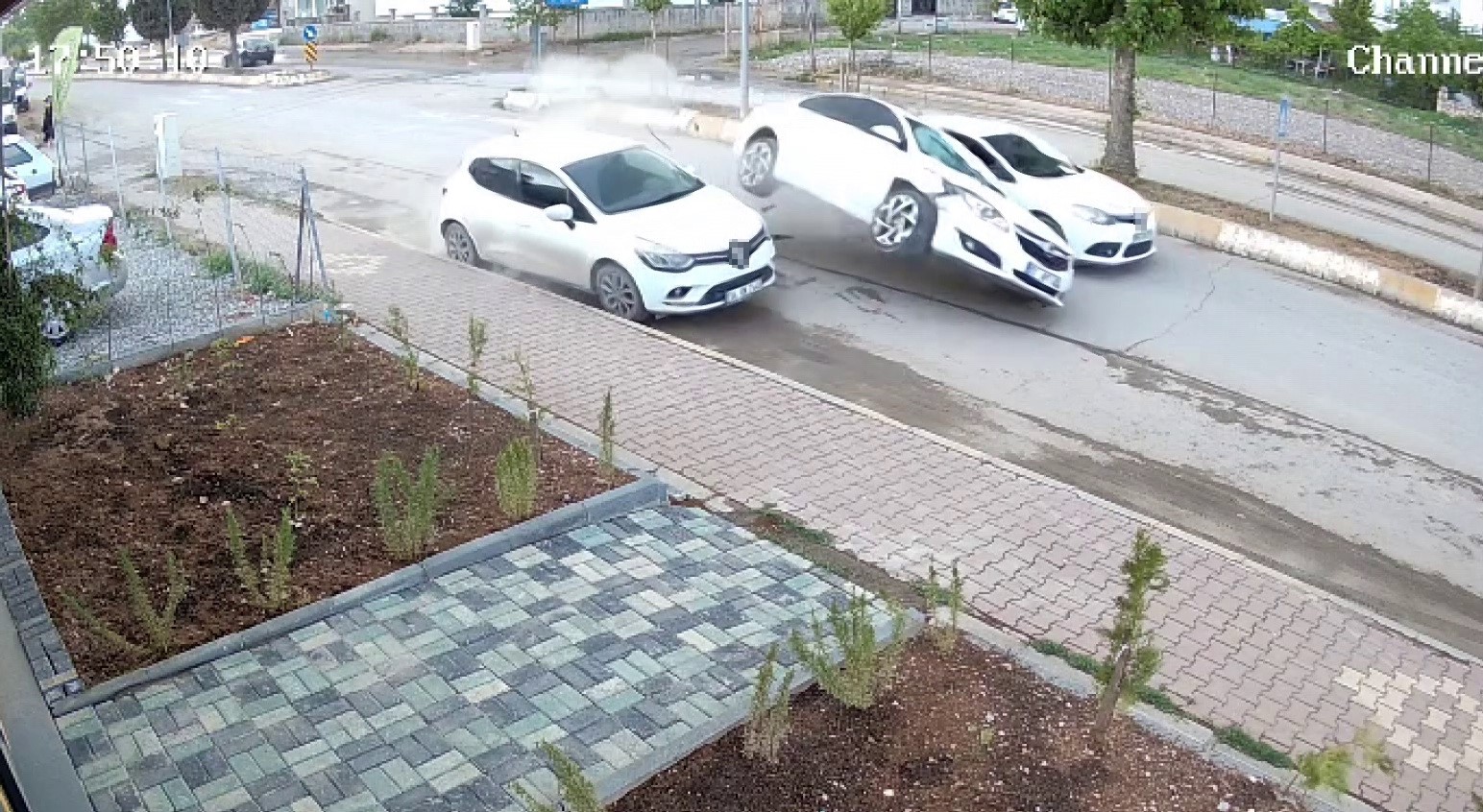 Otomobil park halindeki araca çarptı: 1 yaralı