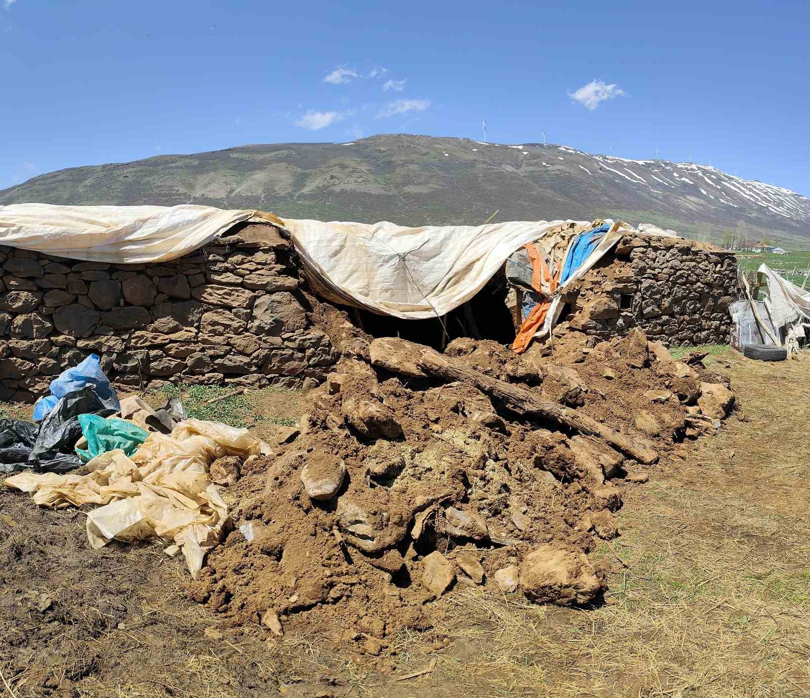 Bingöl’de fırtına ve sağanak nedeniyle ahır çöktü