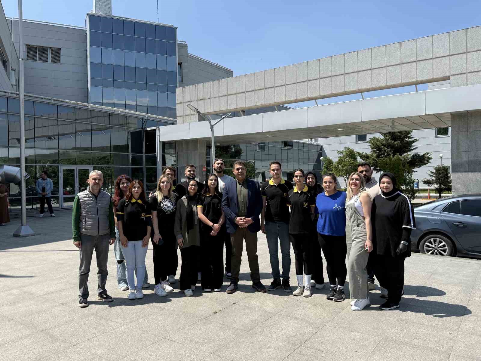 Çocukların hastane korkusunu aşmak için kolları sıvadılar
