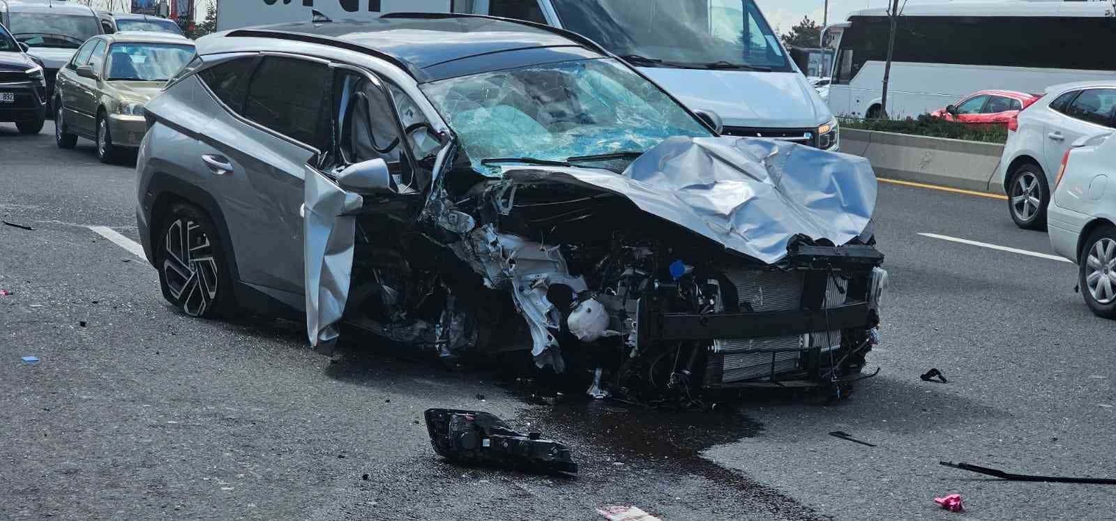 Kontrolden çıkan otomobil otobüs durağına daldı: 2 ağır yaralı