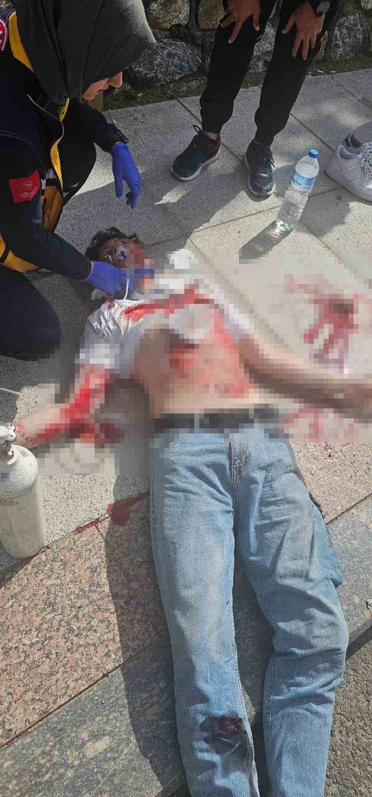 Kontrolden &ccedil;ıkan otomobil otob&uuml;s durağına daldı: 2 ağır yaralı
