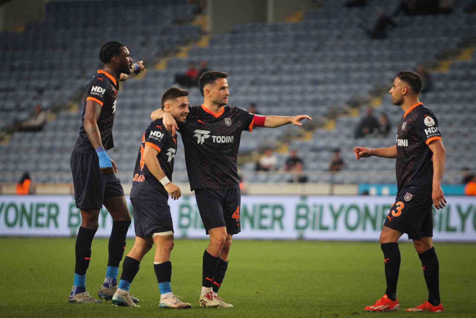 Trendyol S&uuml;per Lig: Atakaş Hatayspor: 1 - Başakşehir: 2 (İlk yarı)
