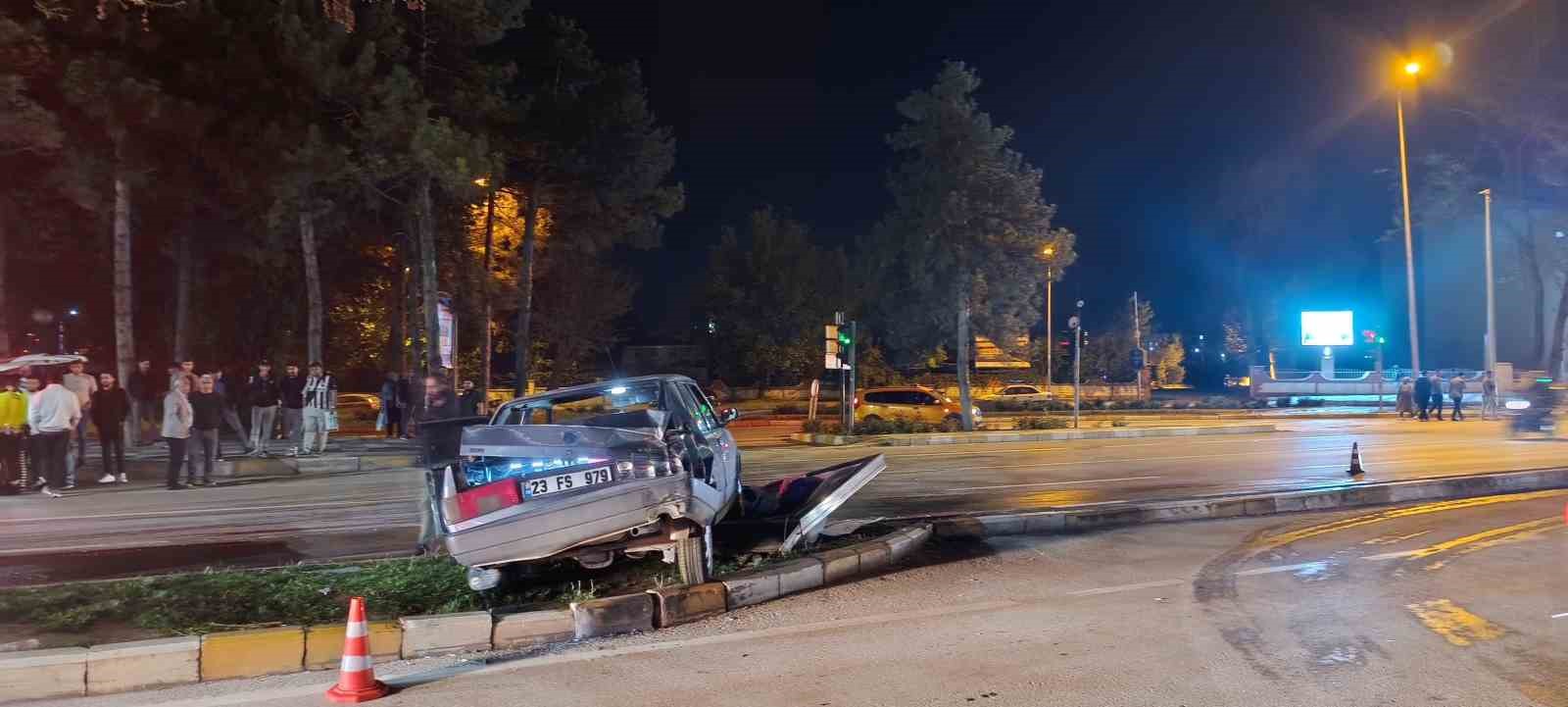 Elazığ&rsquo;da zincirleme trafik kazası: 2 yaralı
