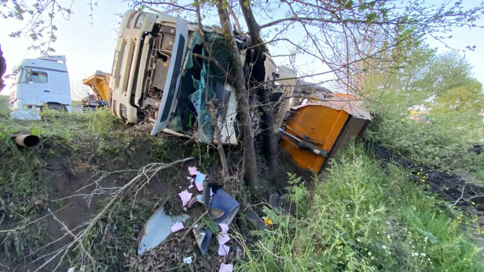 Çan’da kömür yüklü kamyon devrildi, sürücü yaralandı