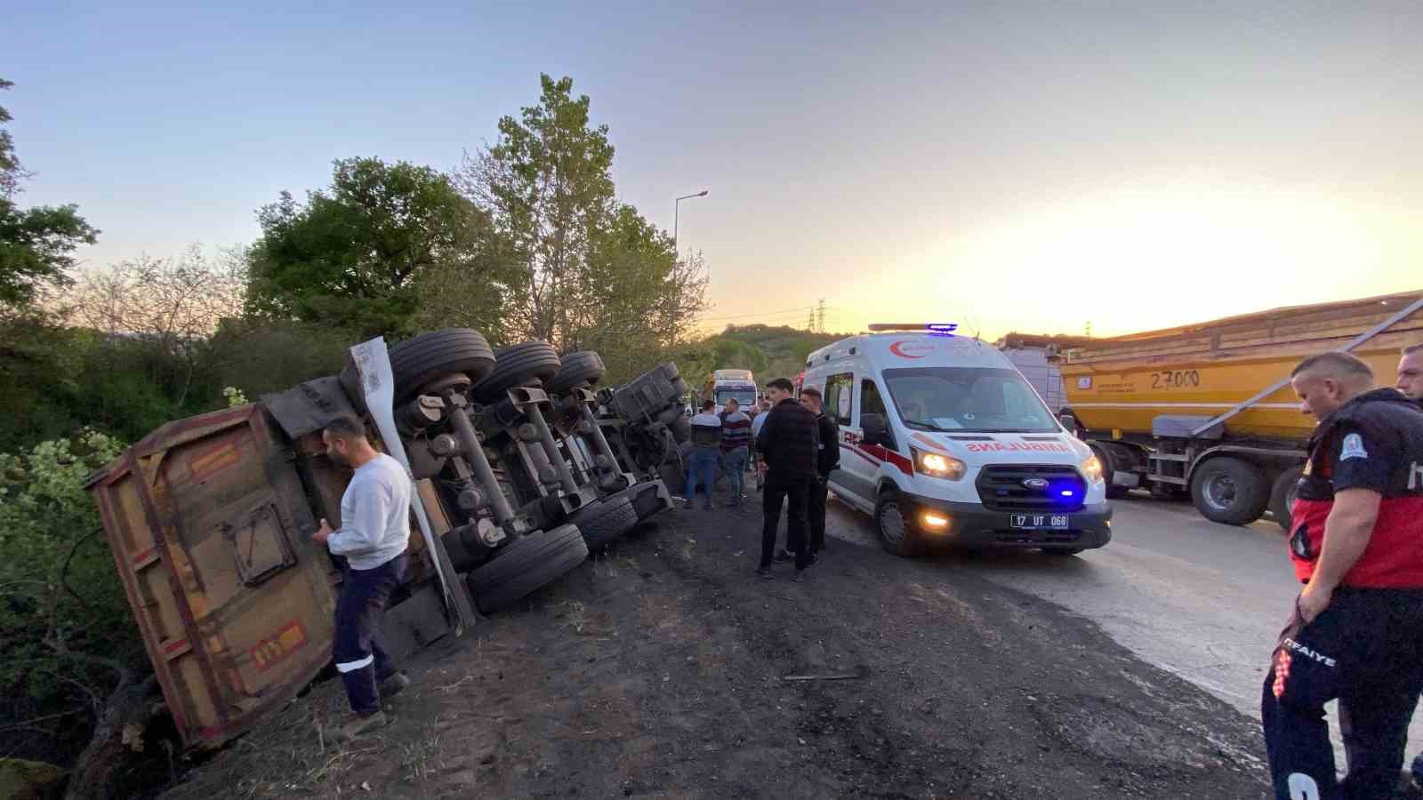 Çan’da kömür yüklü kamyon devrildi, sürücü yaralandı