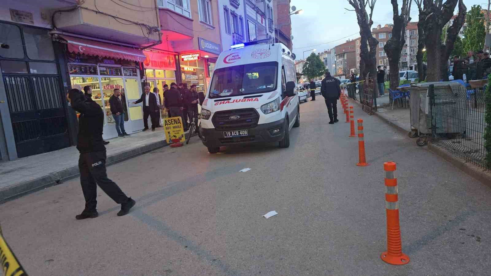 Kavga sırasında silahlıyla kendini vurdu
