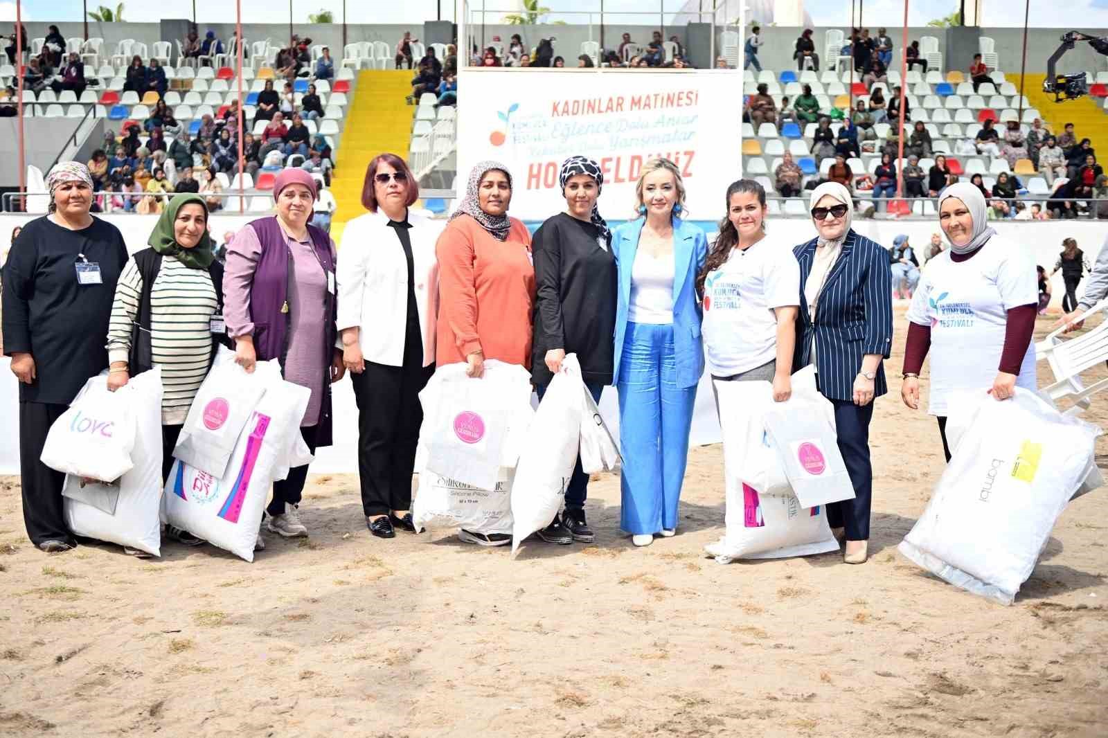 Kadınlar en &ccedil;ok domatesi yemek i&ccedil;in yarıştı: Birinci 1,5 kilo &uuml;zerinde domates yedi
