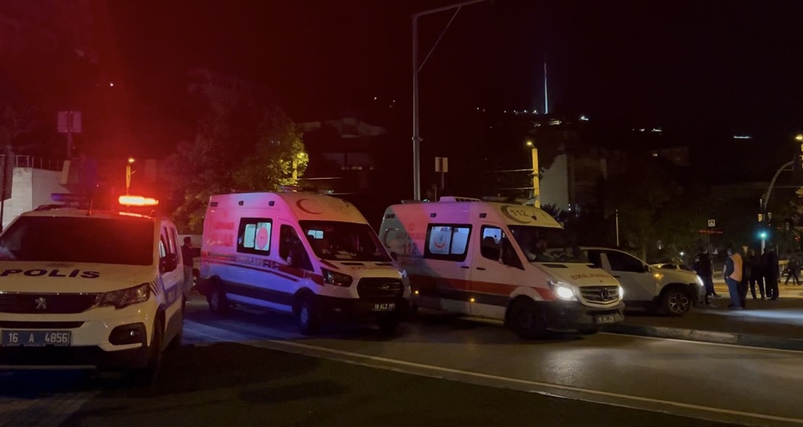 Işık ihlali kaza getirdi... Kırmızı ışıkta geçen otomobil taksiye çarptı: 7 yaralı

