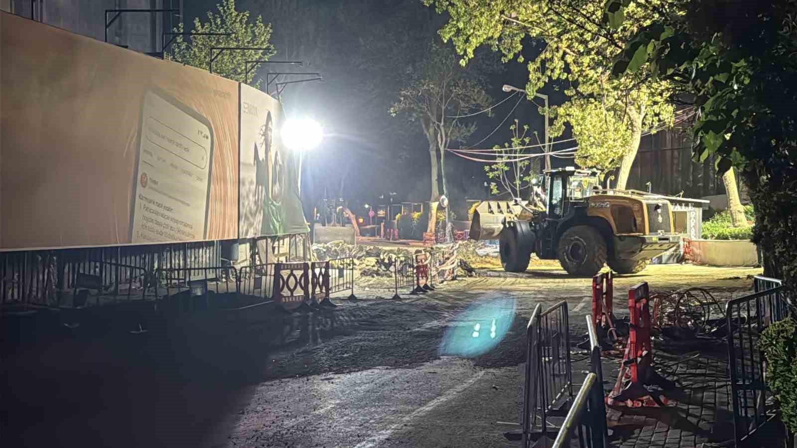 Sarıyer’de çöken yolda yapılan onarım çalışmaları gece boyu devam etti
