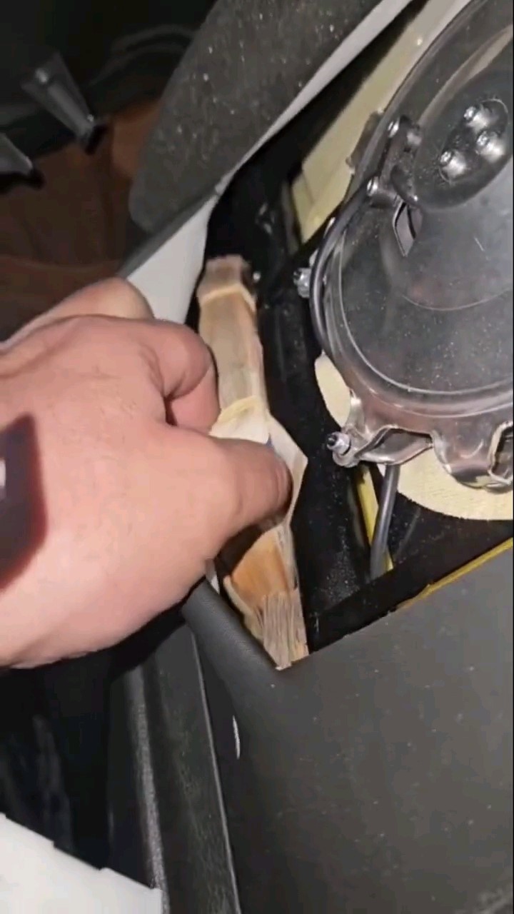 X-Ray kontrolü sırasında, beyan edilmemiş 351 bin 620 euro dedektör köpekten kaçamadı