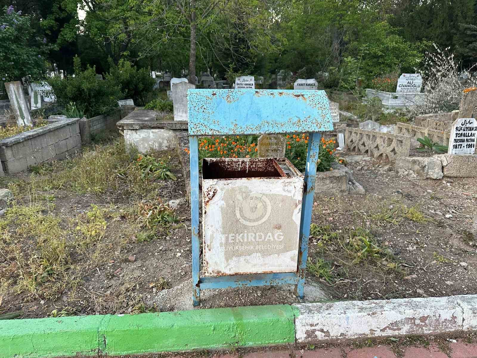 Muratlı Mezarlığı’ndaki çöp kovaları yenilenmeyi bekliyor
