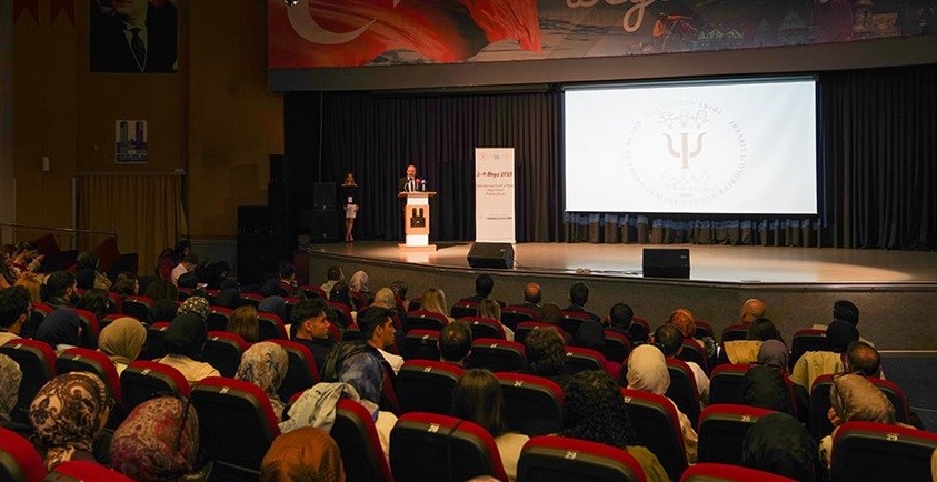 "Geleceğin ışığı &ccedil;ocuk ve ergen" temasıyla &uuml;&ccedil;&uuml;nc&uuml;s&uuml; d&uuml;zenlenen psikoloji zirvesi" başladı
