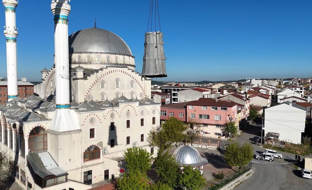 Depremde hasar gören Arnavutköy Sıddık Camii’nin minaresi söküldü