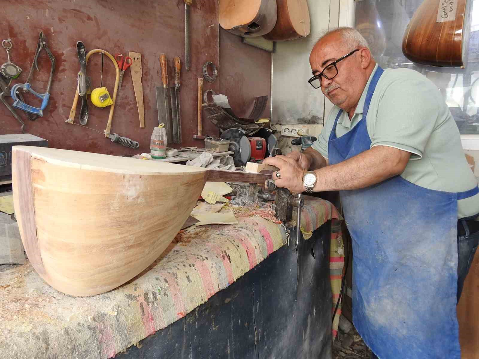 35 yıldır imalatını yaptığı bağlamaları &ccedil;alamayan ustanın &uuml;z&uuml;nt&uuml;s&uuml;
