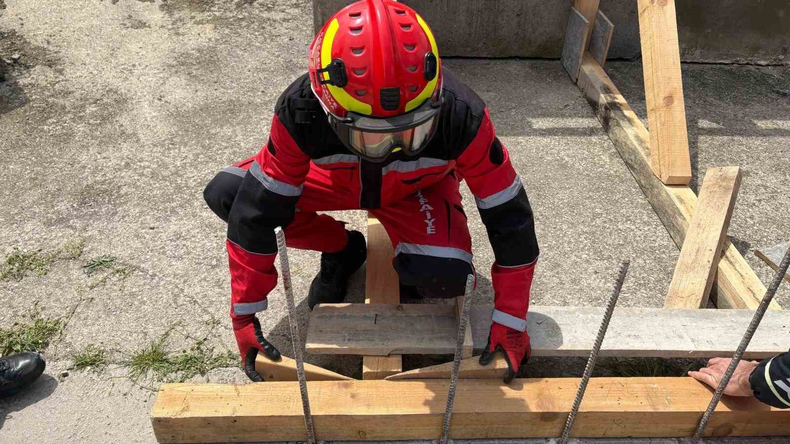 İtfaiyeden tahkimat ve iple erişim eğitimi