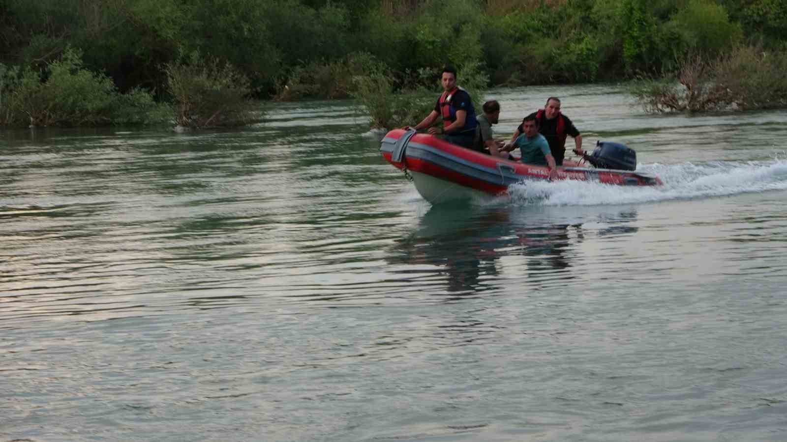 Suların yükseldiğini fark etmeyince ırmaktaki adacıkta mahsur kaldılar