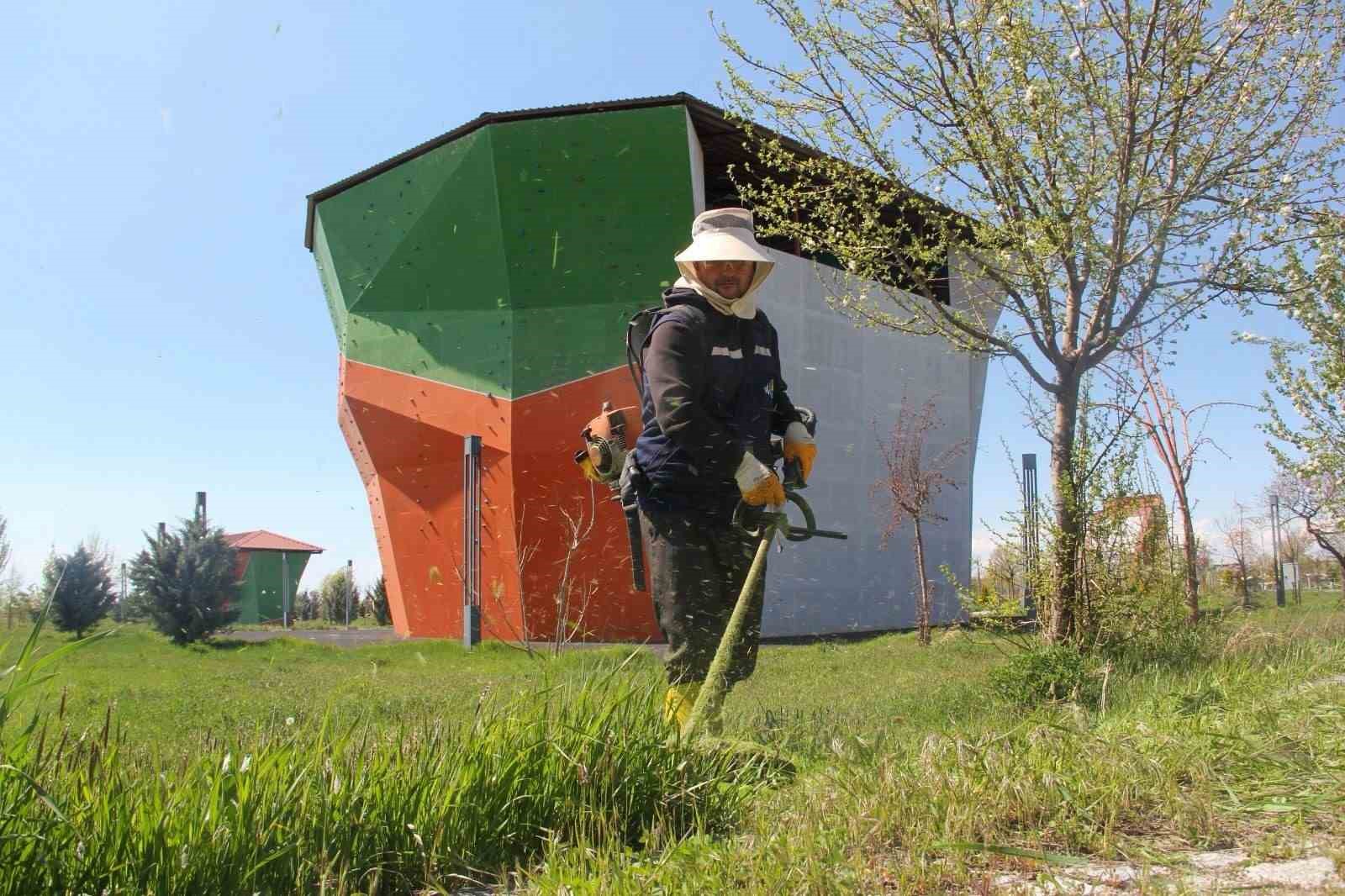 Van Büyükşehir Belediyesi parklarda çalışma başlattı
