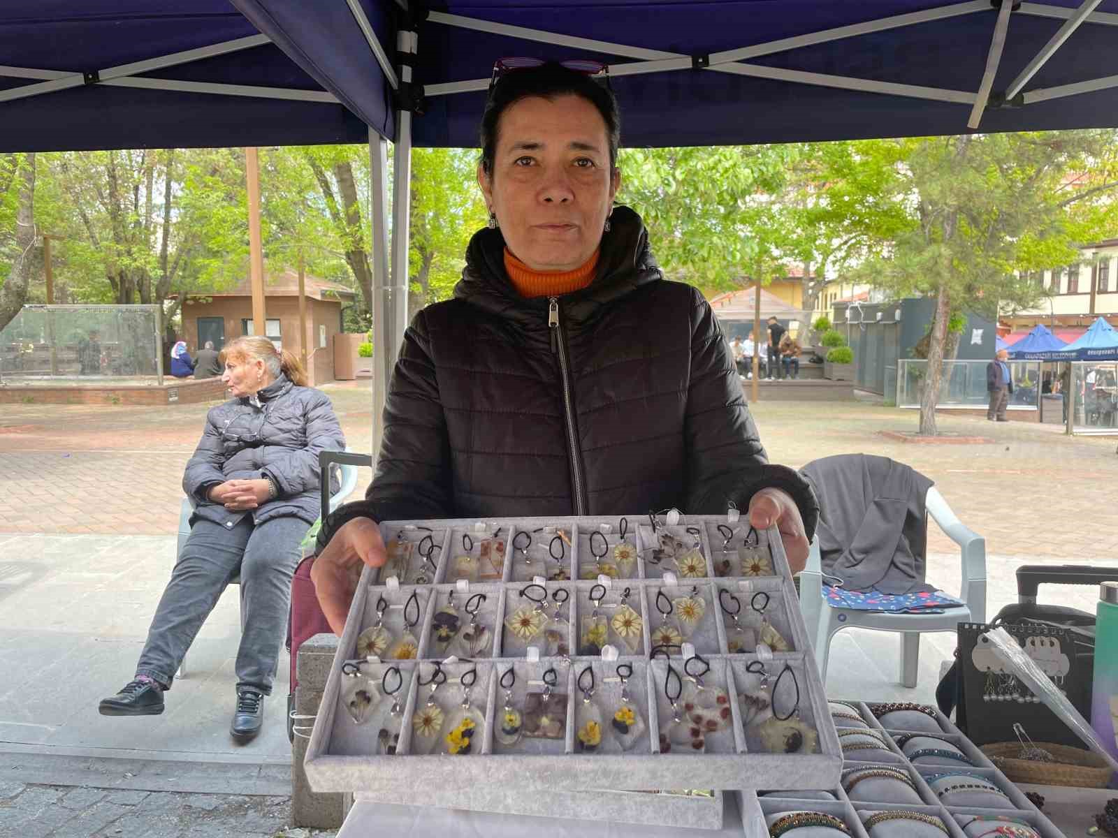 Canlı çiçekler epoksi reçine ile kolyeye dönüşüyor