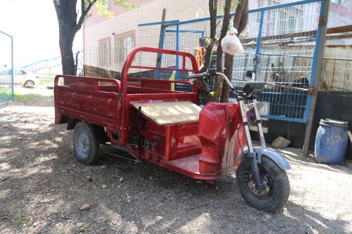 4 kilidi kırılıp çalınan motosikletini bu kez gemi zinciriyle bağladı