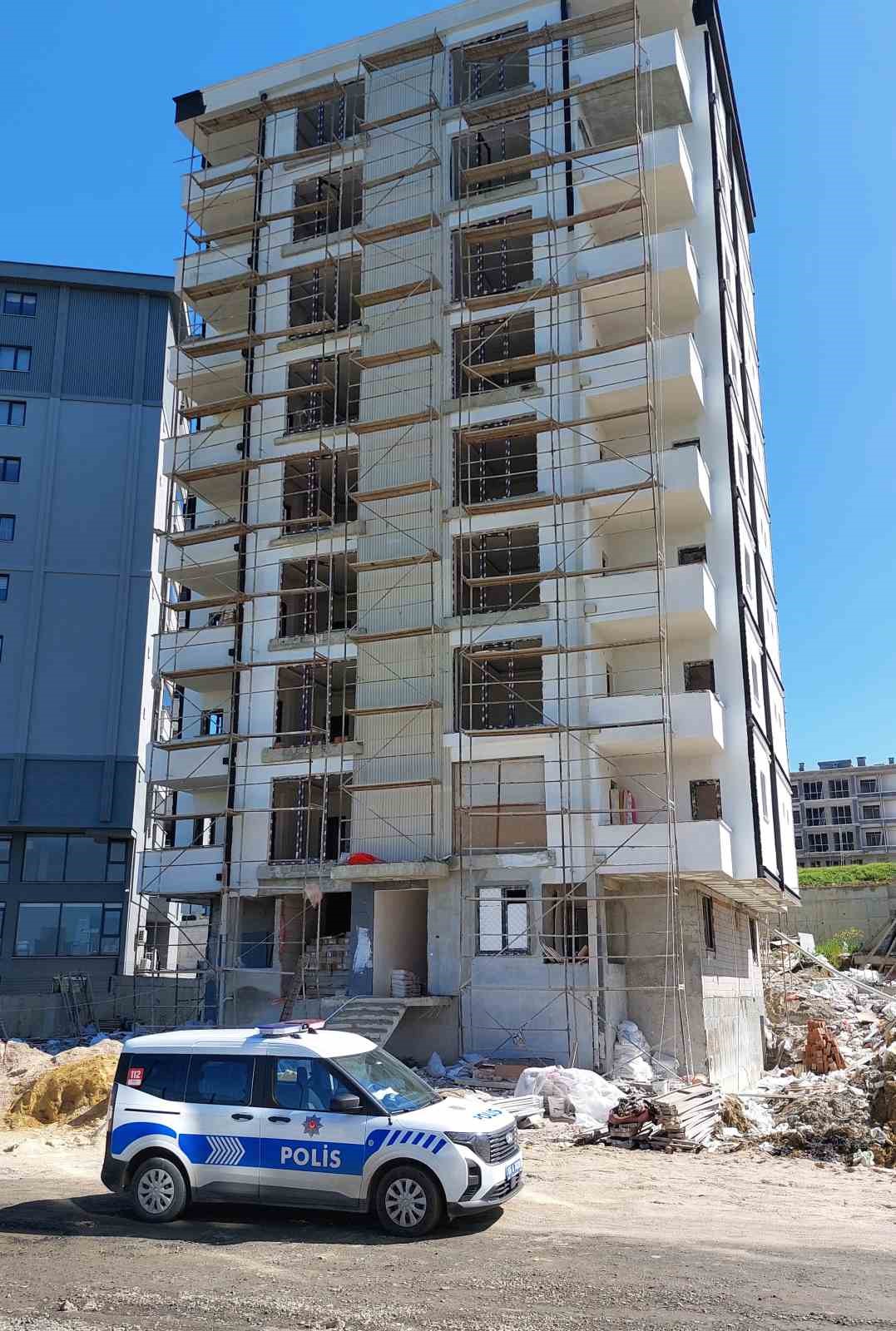 İnşaattan düşen işçi ölümden döndü
