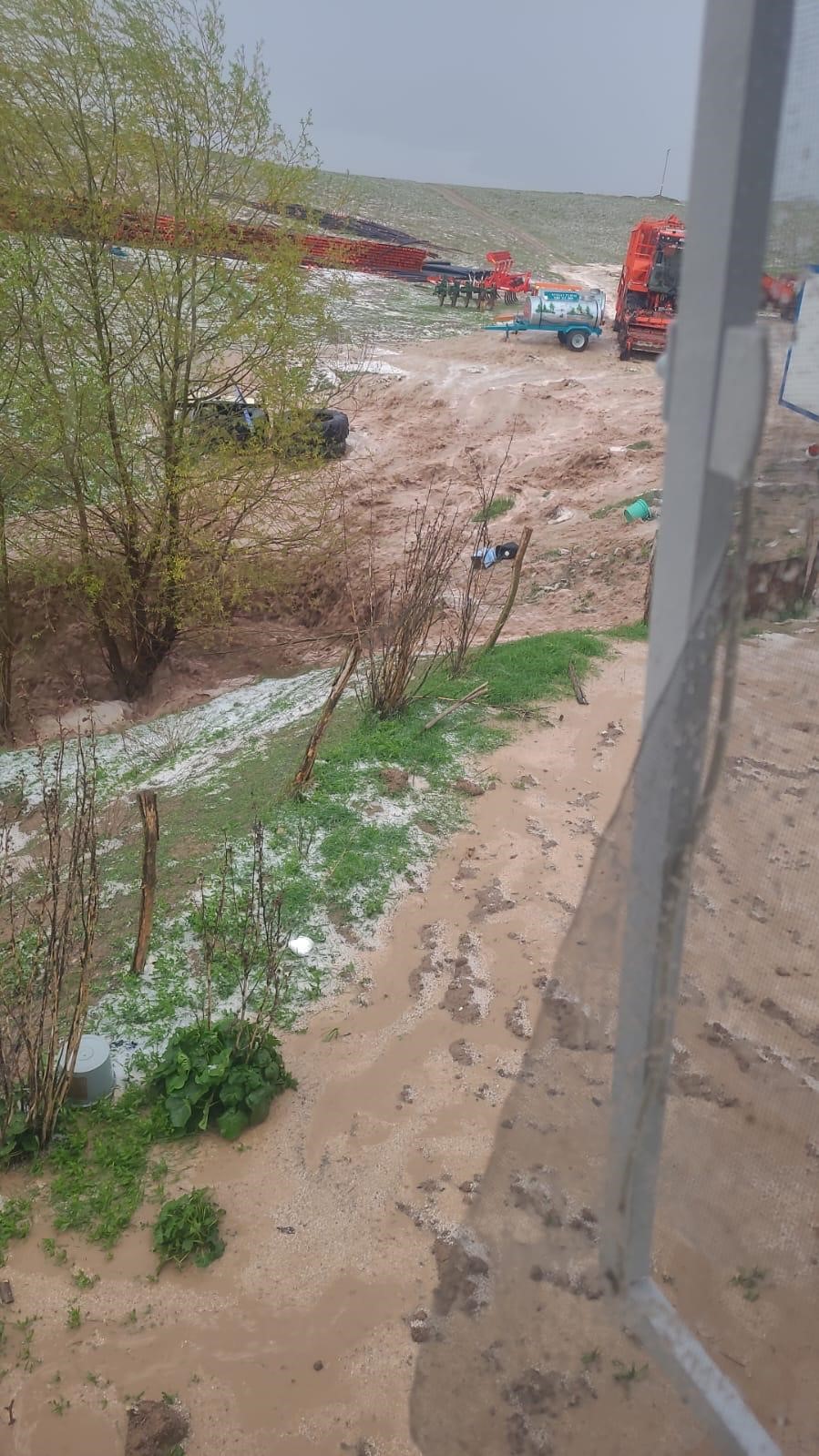 Sivas’ta sağanak ve dolu yağışı sonrası dere taştı
