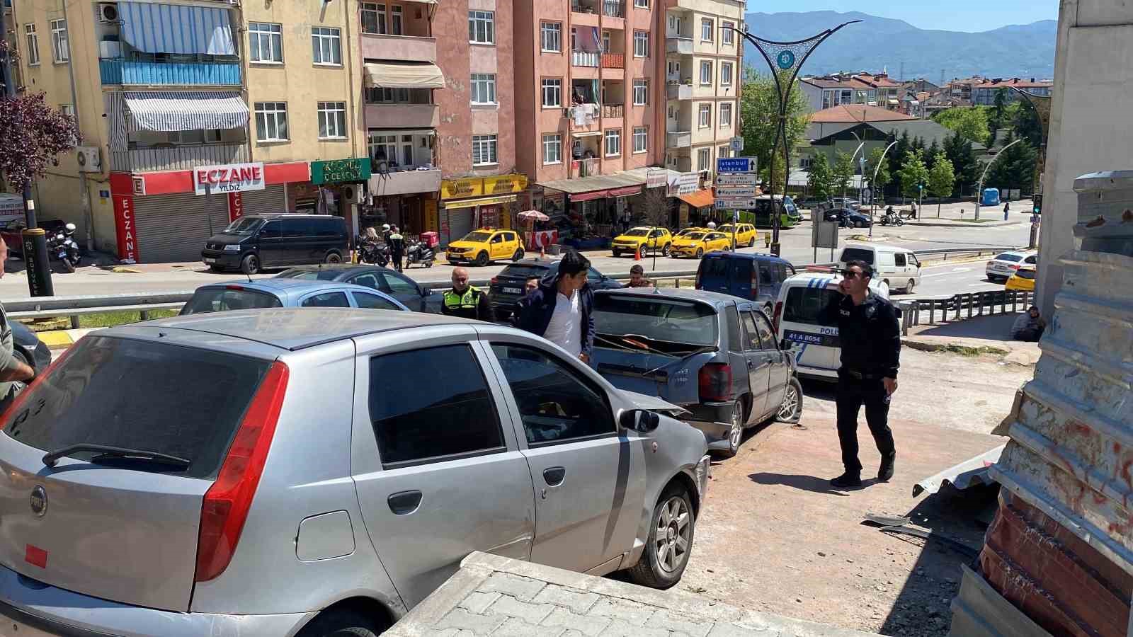 Freni boşalan otomobil trafik ışıklarında bekleyen araca çarptı: 5 yaralı