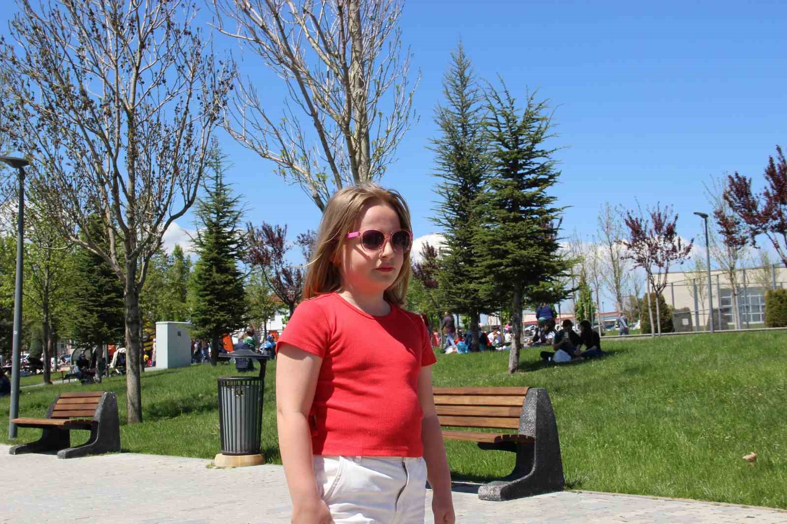 Çorum’da havanın ısınması ile vatandaşlar Millet Bahçesi’ne akın etti
