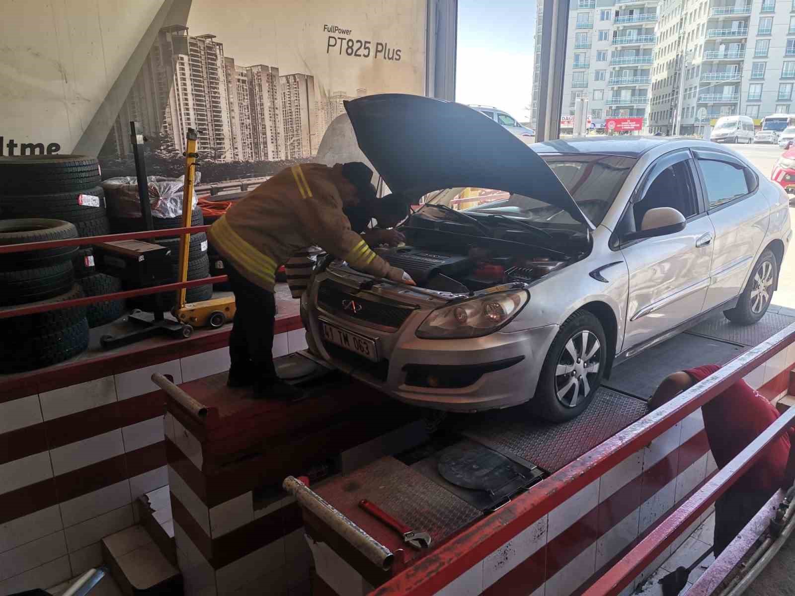 Mardin’de otomobilin motor bölümüne sıkışan yavru kedi kurtarıldı
