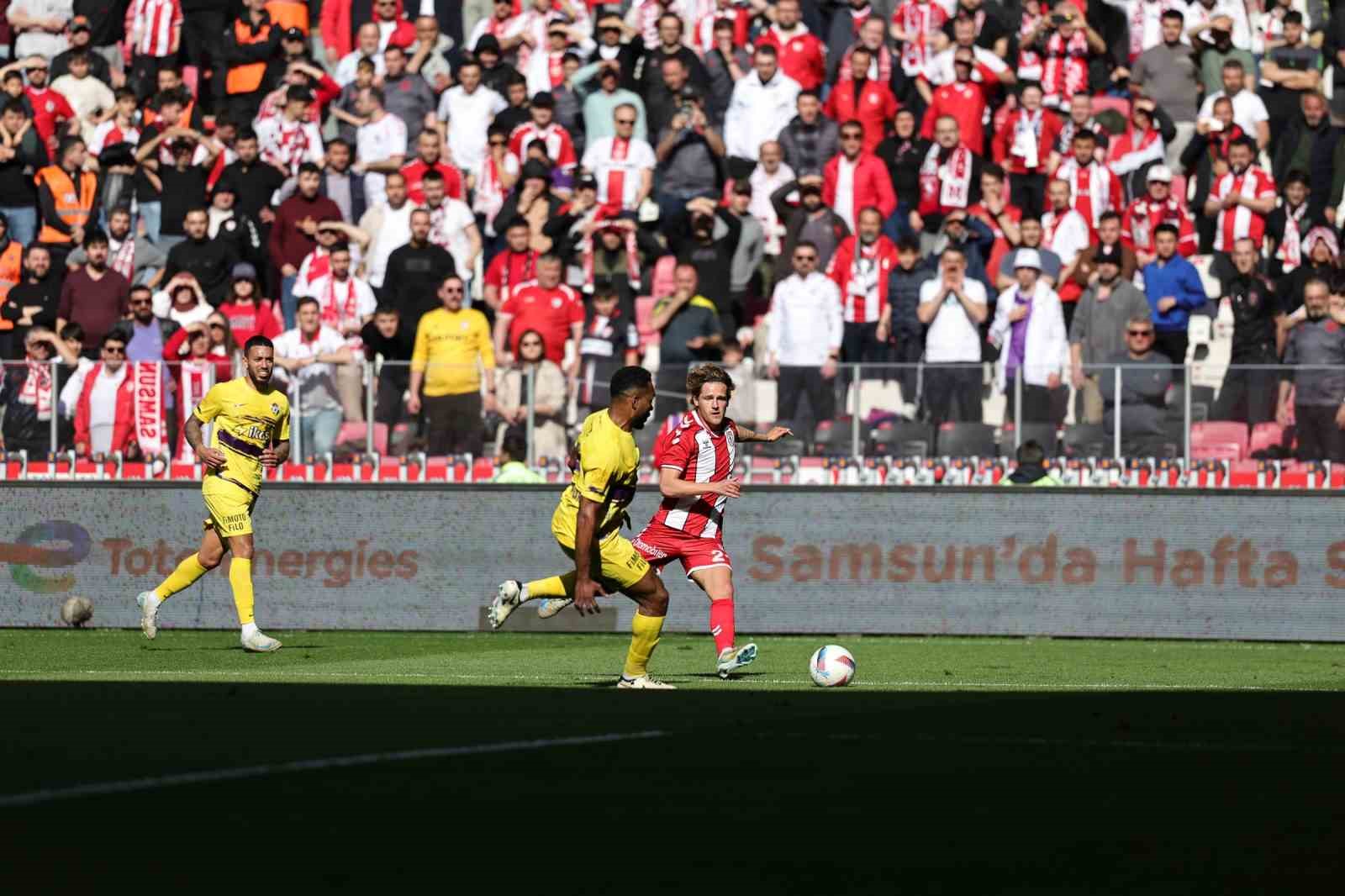 Trendyol Süper Lig: Samsunspor: 1 - Eyüpspor: 0 (İlk yarı)
