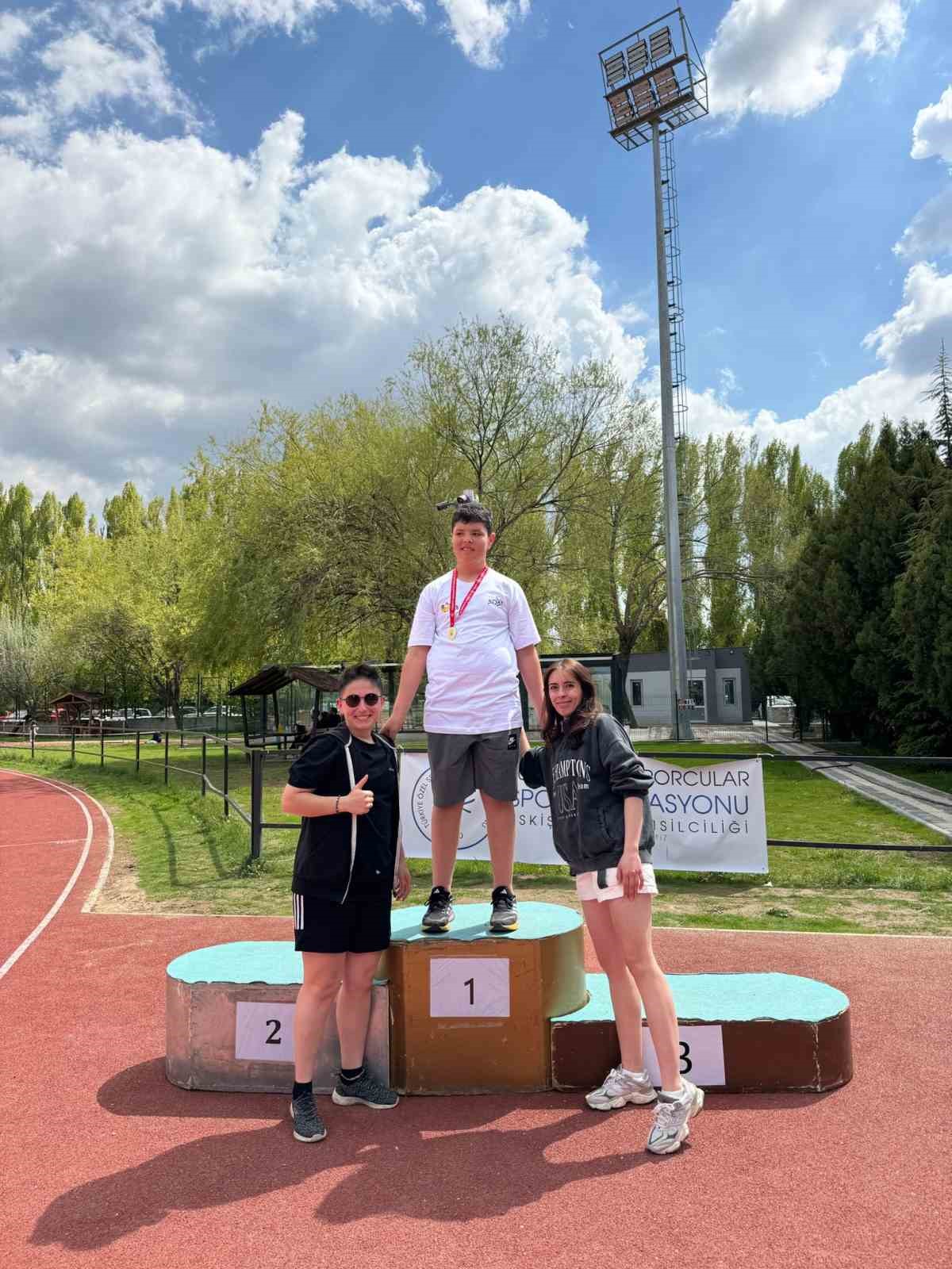 Eskişehirli özel sporculardan atletizmde büyük başarı
