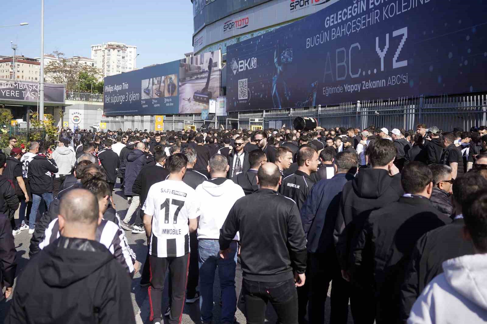 Beşiktaş taraftarı stada geldi
