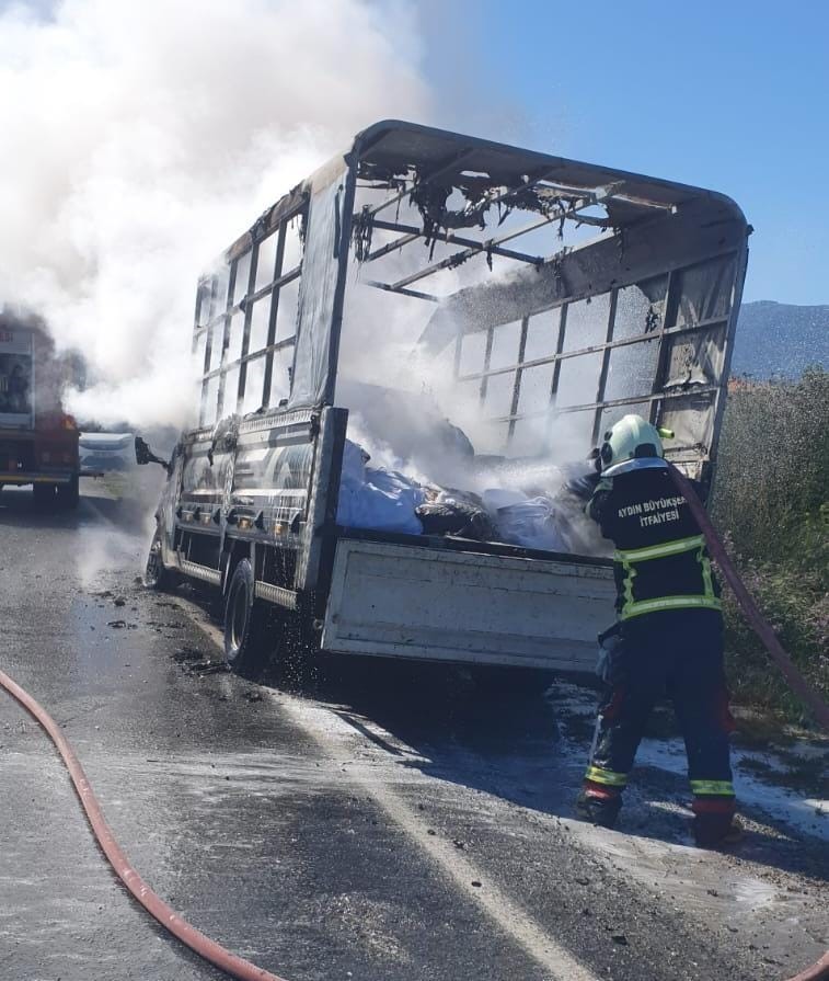 Seyir halindeki çarşaf yüklü kamyonet alev topuna döndü
